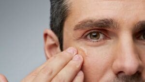 7 bí quyết trẻ hóa da cho nam giới